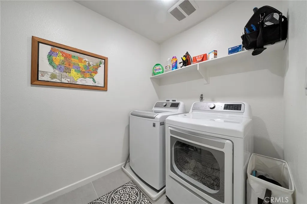 1045 W Clover, Rialto, California 92376 home-pic-24