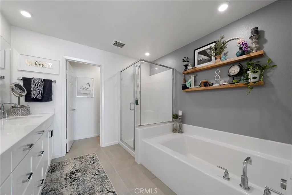 1045 W Clover, Rialto, California 92376 home-pic-18