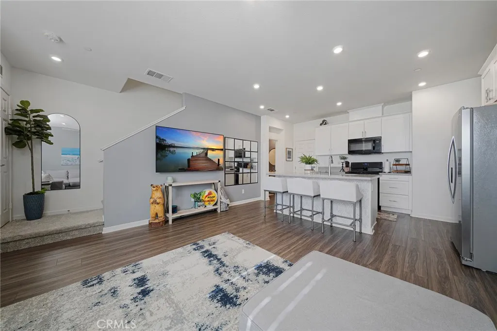 1045 W Clover, Rialto, California 92376 home-pic-9