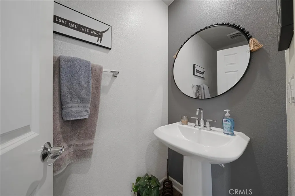 1045 W Clover, Rialto, California 92376 home-pic-13