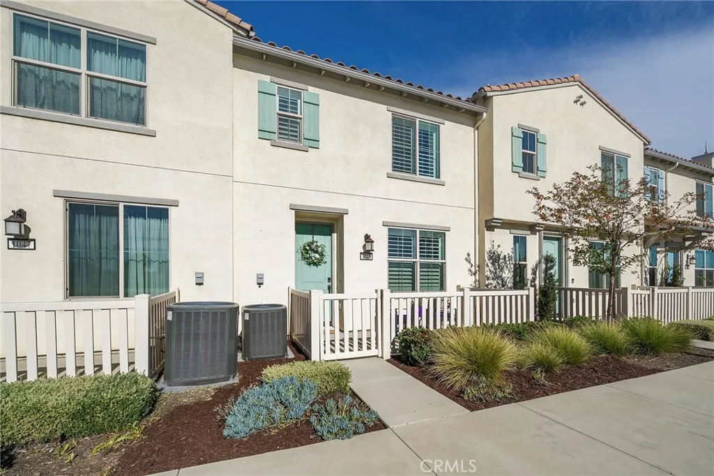 1045 W Clover, Rialto, California 92376 home-pic-3