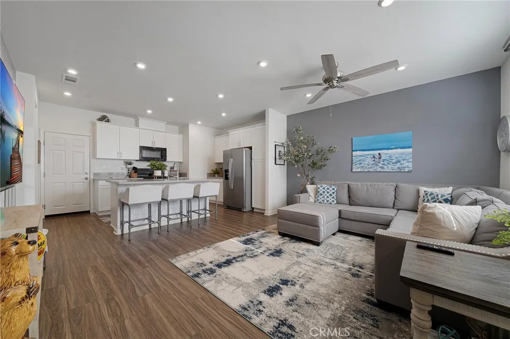 1045 W Clover, Rialto, California 92376 home-pic-6