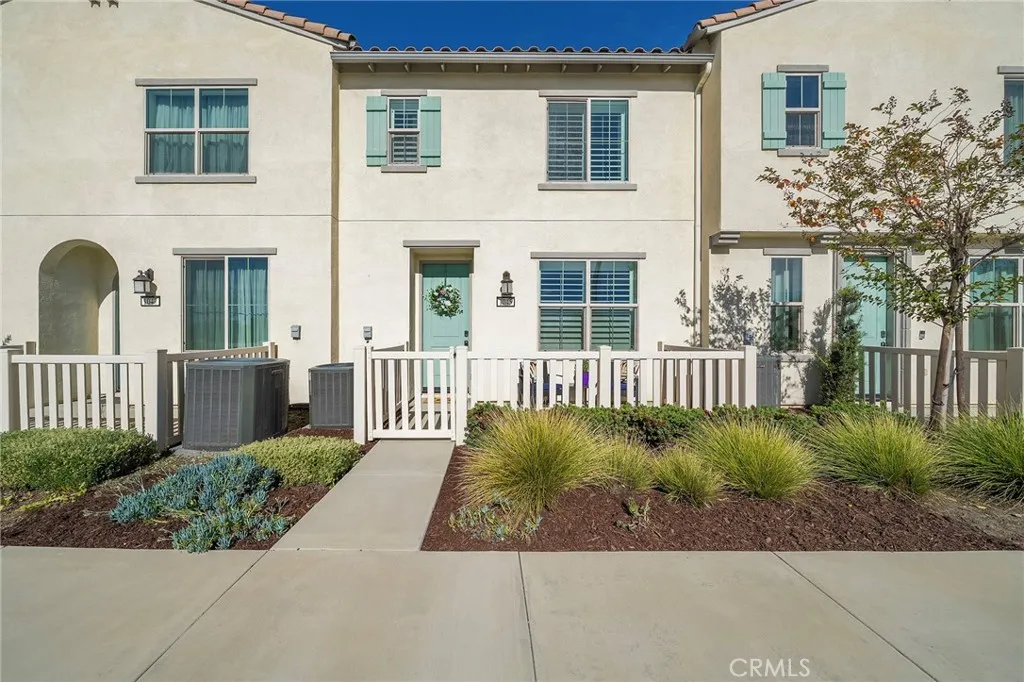 1045 W Clover, Rialto, California 92376 home-pic-2