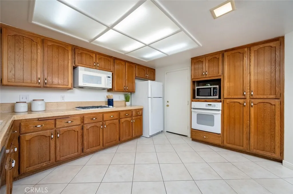 16938 Kawai Court, Fountain Valley, California 92708 home-pic-9