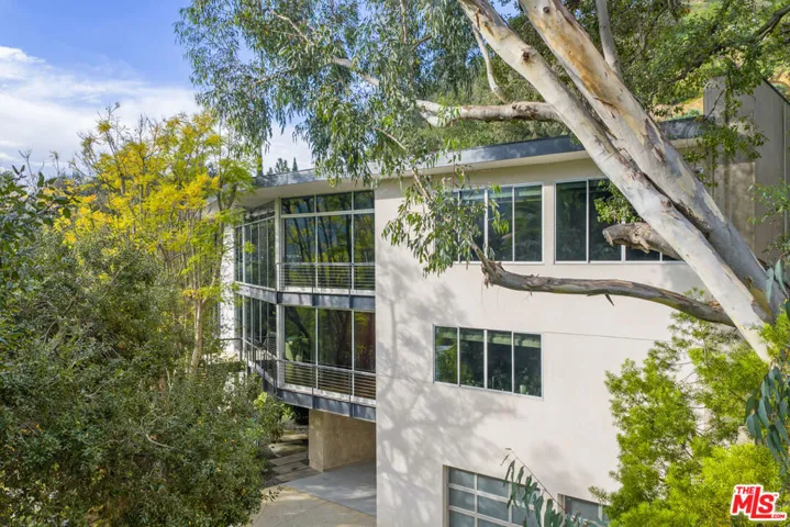 2207 Bowmont Drive, Beverly Hills, California 90210
