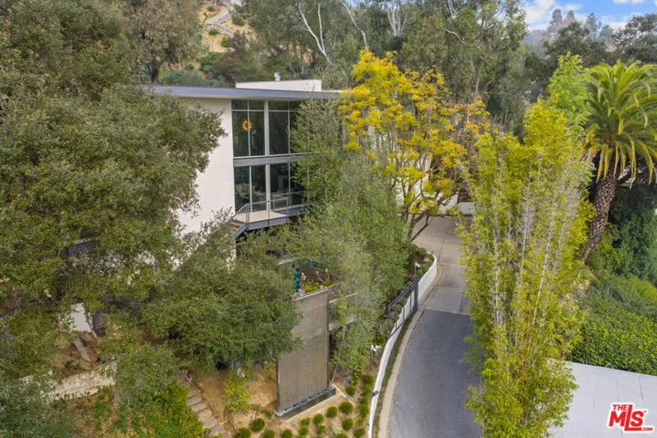 2207 Bowmont Drive, Beverly Hills, California 90210