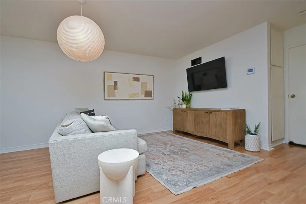 805 E Acacia Avenue F, Glendale, California 91205 home-pic-4
