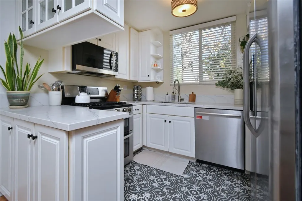 805 E Acacia Avenue F, Glendale, California 91205 home-pic-3