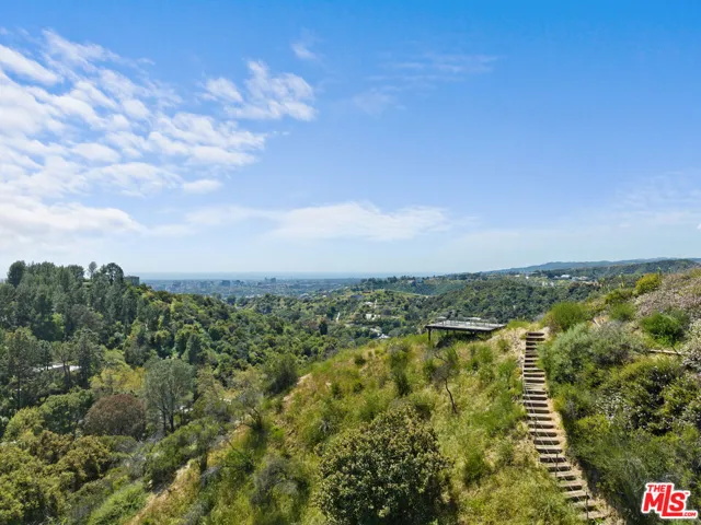 2207 Bowmont Drive, Beverly Hills, California 90210
