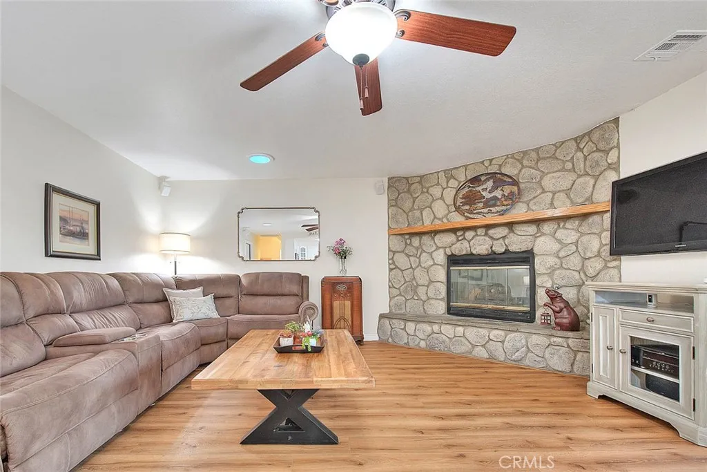 7821 Lyons, Hesperia, California 92345 home-pic-4
