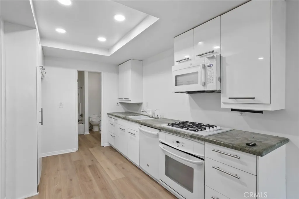 19132 Shoreline 2, Huntington Beach, California 92648 home-pic-1