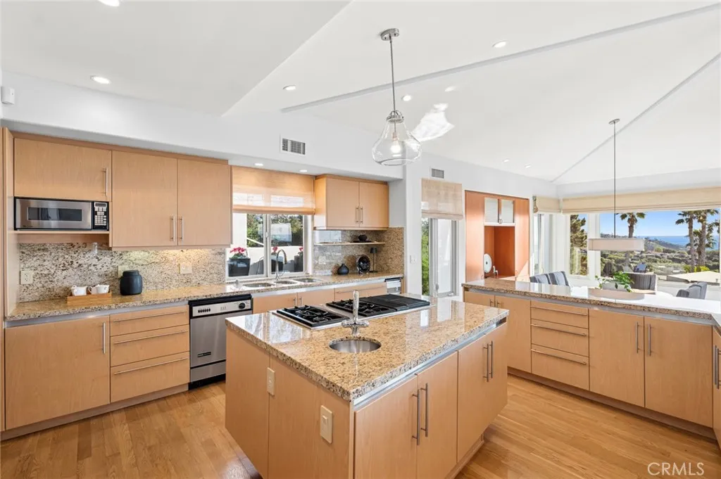 1598 Skyline Drive, Laguna Beach, California 92651 home-pic-11