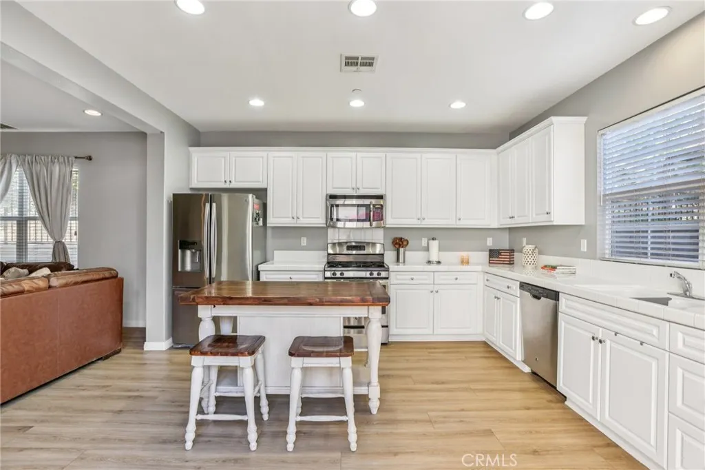 21982 Moveo Drive, Saugus, California 91350 home-pic-11