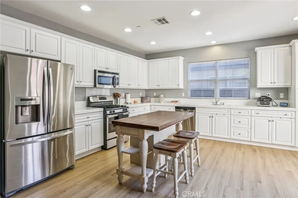 21982 Moveo Drive, Saugus, California 91350 home-pic-9
