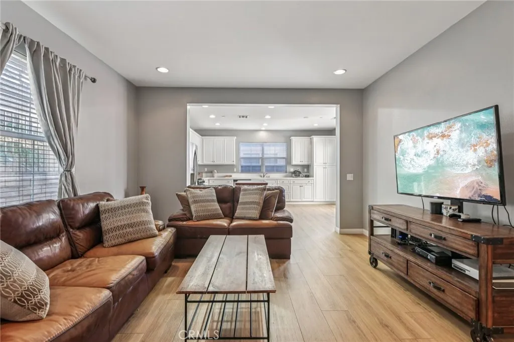 21982 Moveo Drive, Saugus, California 91350 home-pic-6