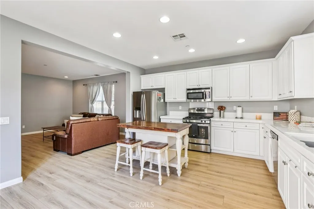 21982 Moveo Drive, Saugus, California 91350 home-pic-13