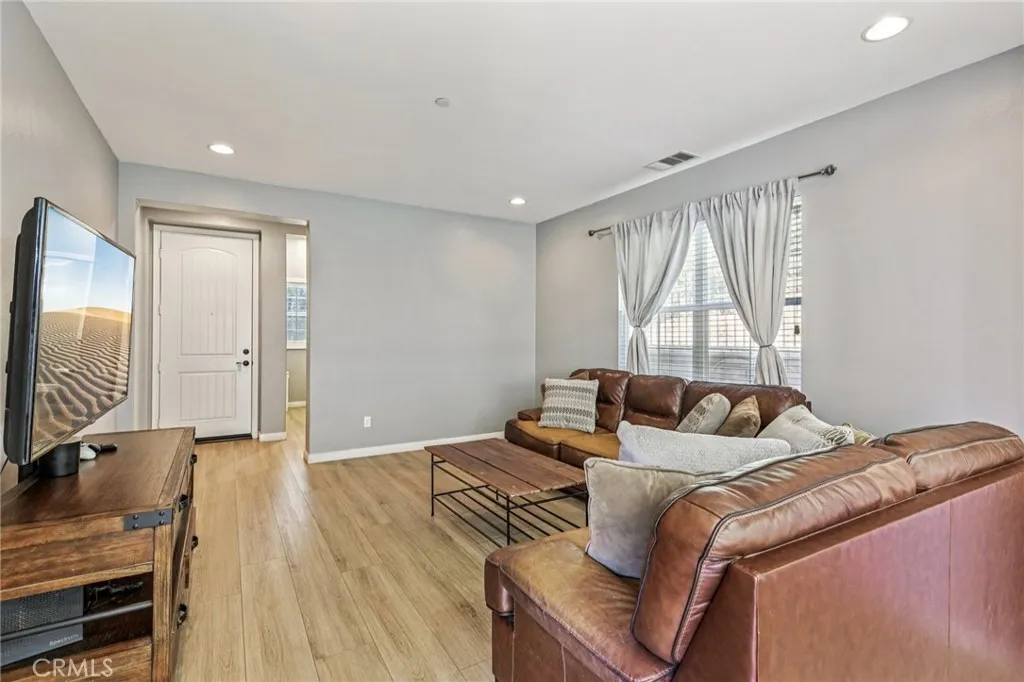 21982 Moveo Drive, Saugus, California 91350 home-pic-19