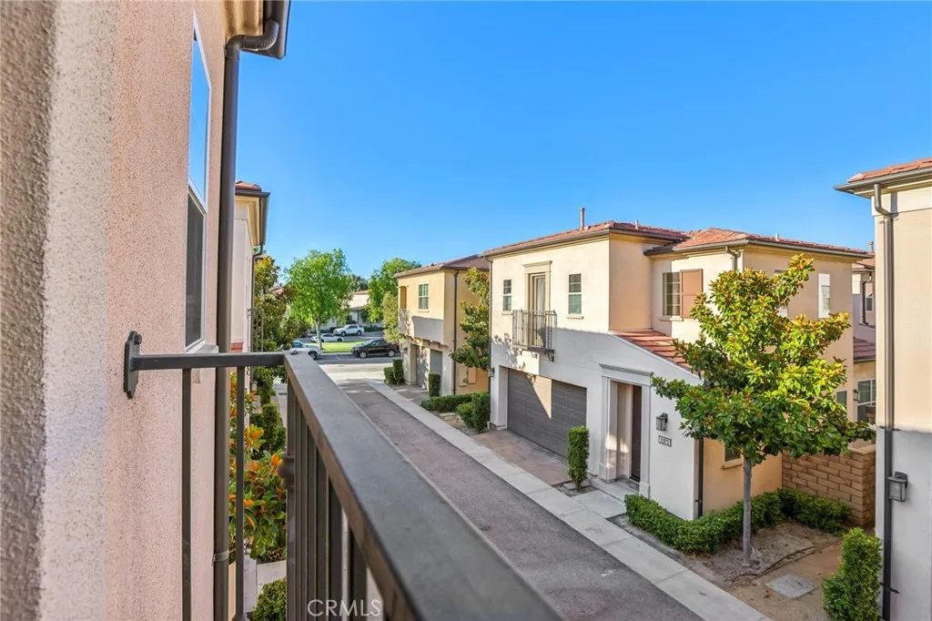 21982 Moveo Drive, Saugus, California 91350 home-pic-45