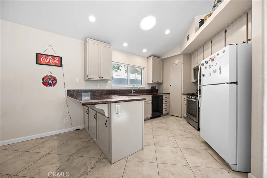 22952 Joaquin Ridge Drive, Murrieta, California 92562 home-pic-8