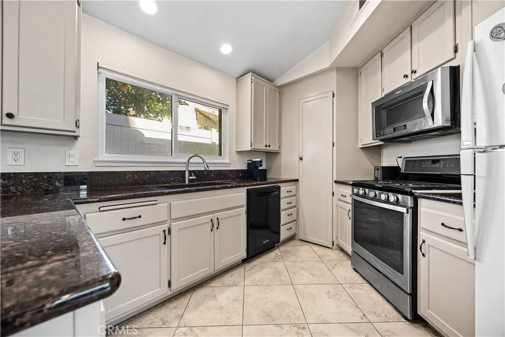22952 Joaquin Ridge Drive, Murrieta, California 92562 home-pic-7