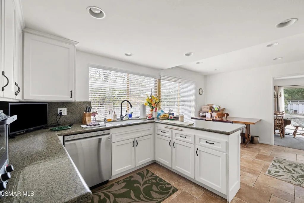 1035 Brookview Avenue, Westlake Village, California 91361 home-pic-7