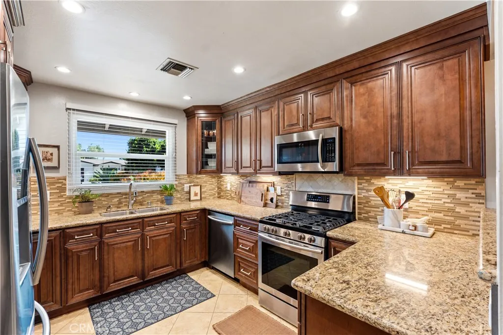 1335 El Monte Drive, Simi Valley, California 93065 home-pic-8
