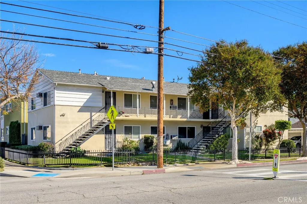 198 W Elmwood, Burbank, California 91502 home-pic-1