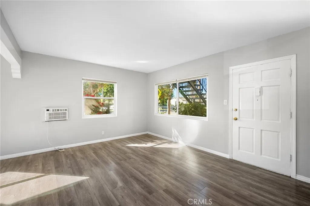 198 W Elmwood, Burbank, California 91502 home-pic-12