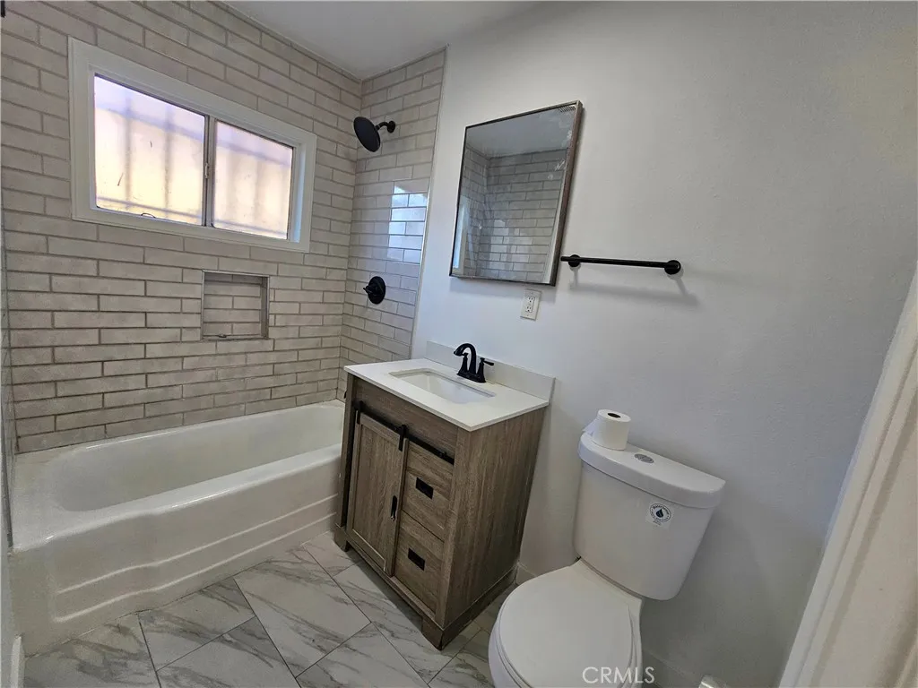 1555 E 107th, Los Angeles, California 90002 home-pic-12