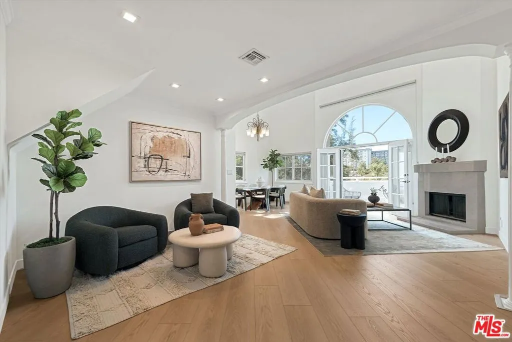120 N Swall Drive 306, Los Angeles, California 90048 home-pic-3