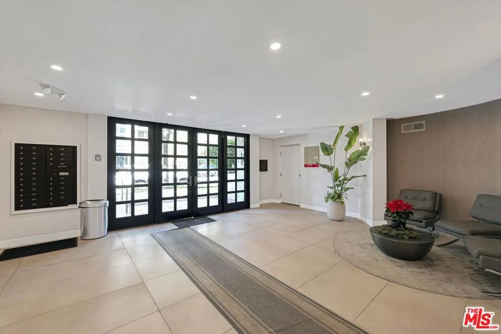 120 N Swall Drive 306, Los Angeles, California 90048 home-pic-32