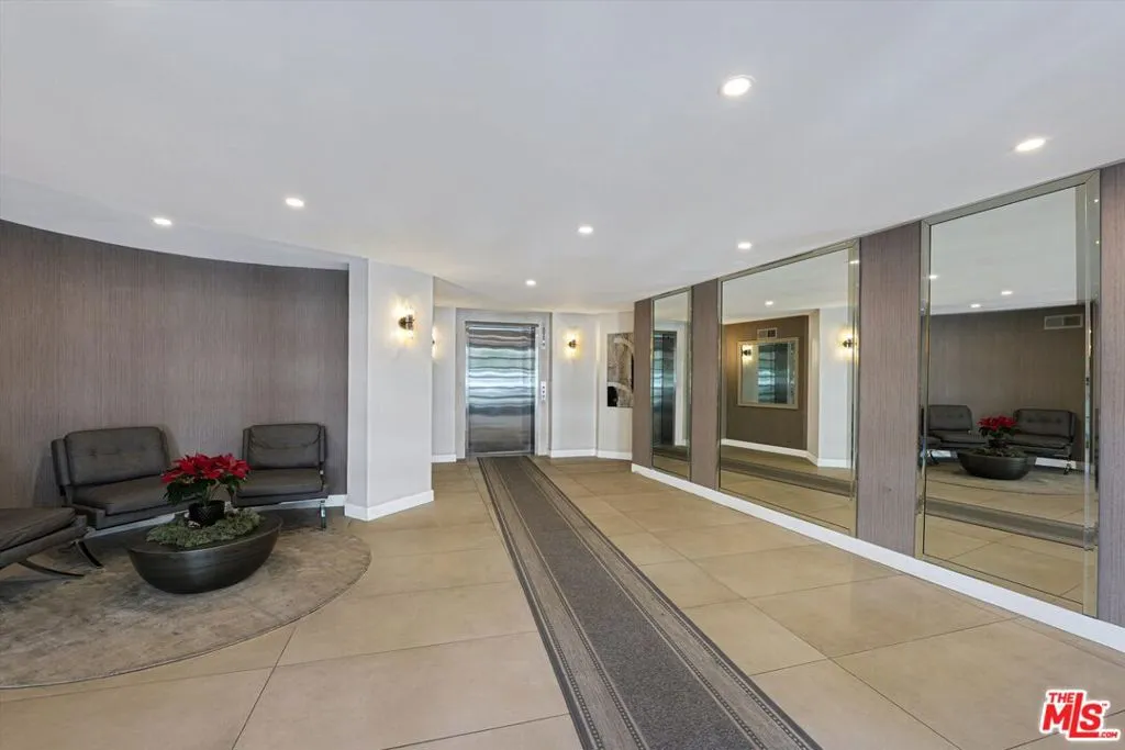 120 N Swall Drive 306, Los Angeles, California 90048 home-pic-31