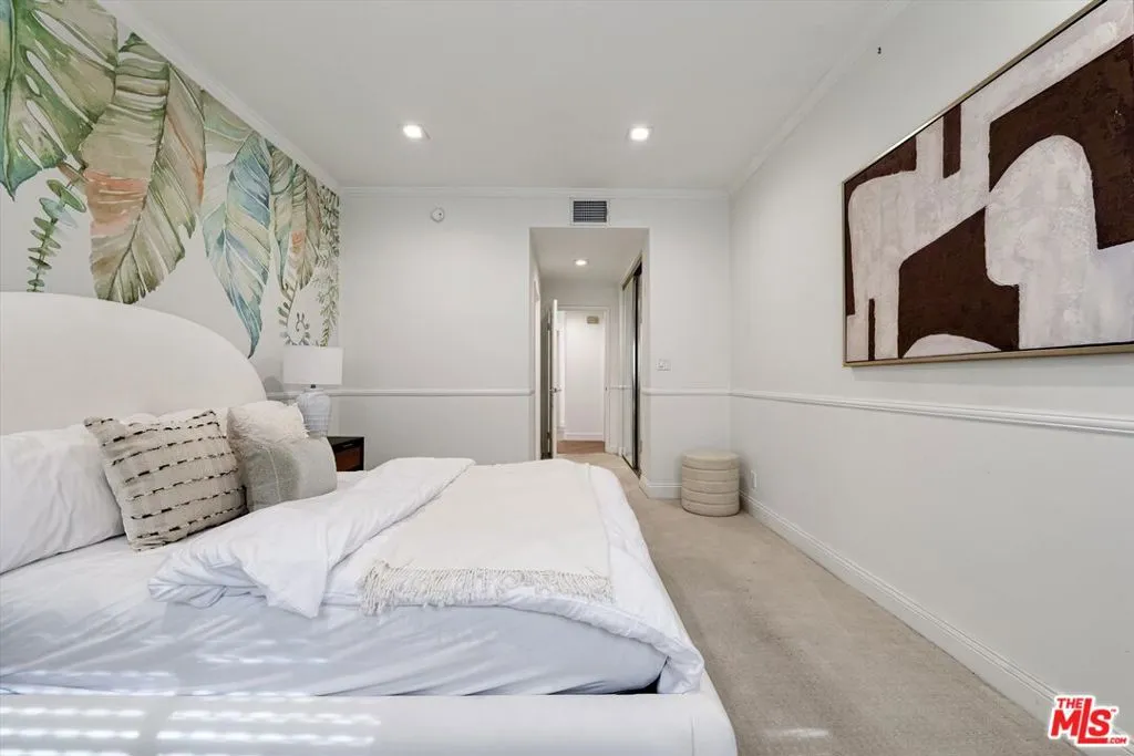 120 N Swall Drive 306, Los Angeles, California 90048 home-pic-17