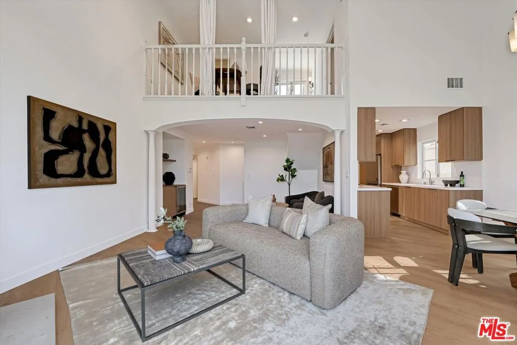 120 N Swall Drive 306, Los Angeles, California 90048 home-pic-2