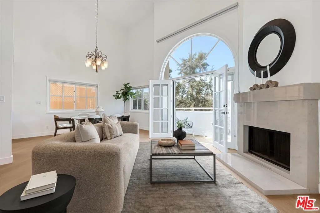 120 N Swall Drive 306, Los Angeles, California 90048 home-pic-1