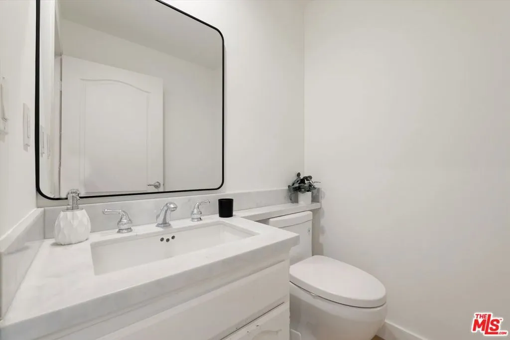 120 N Swall Drive 306, Los Angeles, California 90048 home-pic-18