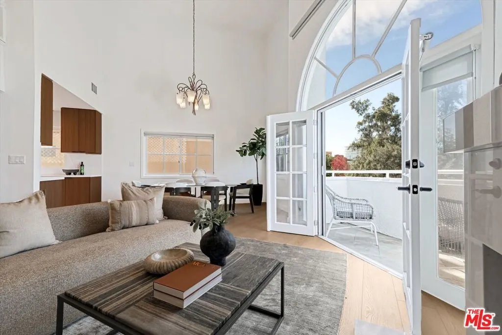 120 N Swall Drive 306, Los Angeles, California 90048 home-pic-7