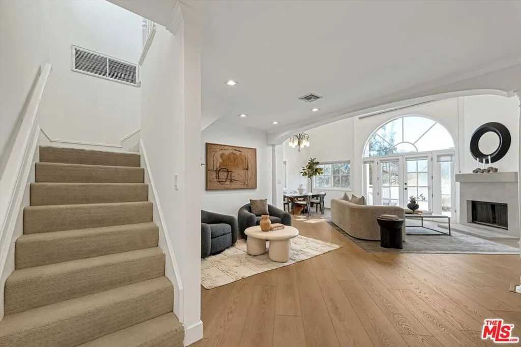 120 N Swall Drive 306, Los Angeles, California 90048 home-pic-20