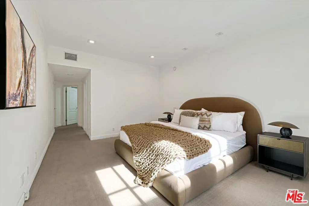 120 N Swall Drive 306, Los Angeles, California 90048 home-pic-11