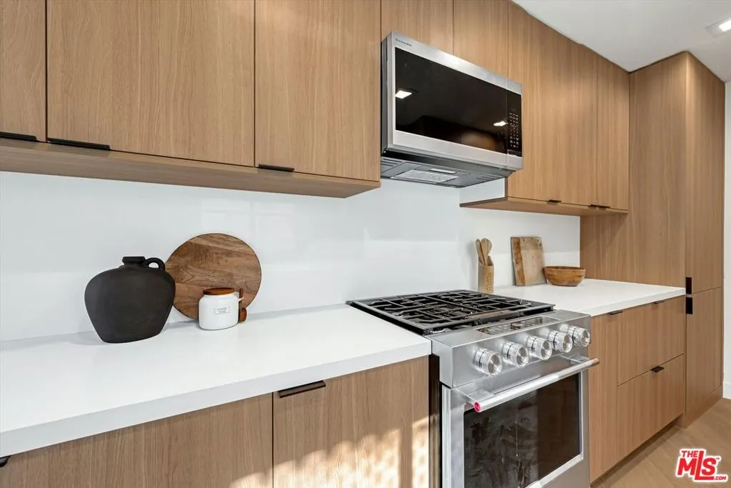 120 N Swall Drive 306, Los Angeles, California 90048 home-pic-4