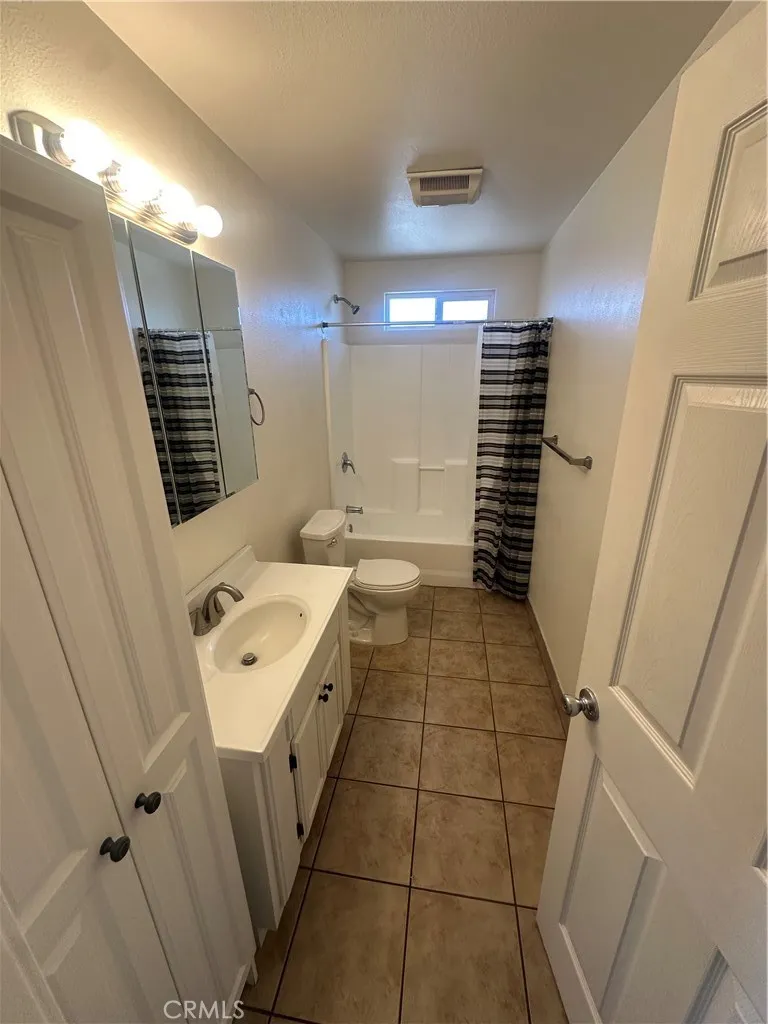 1230 E 68th, Los Angeles, California 90001 home-pic-4