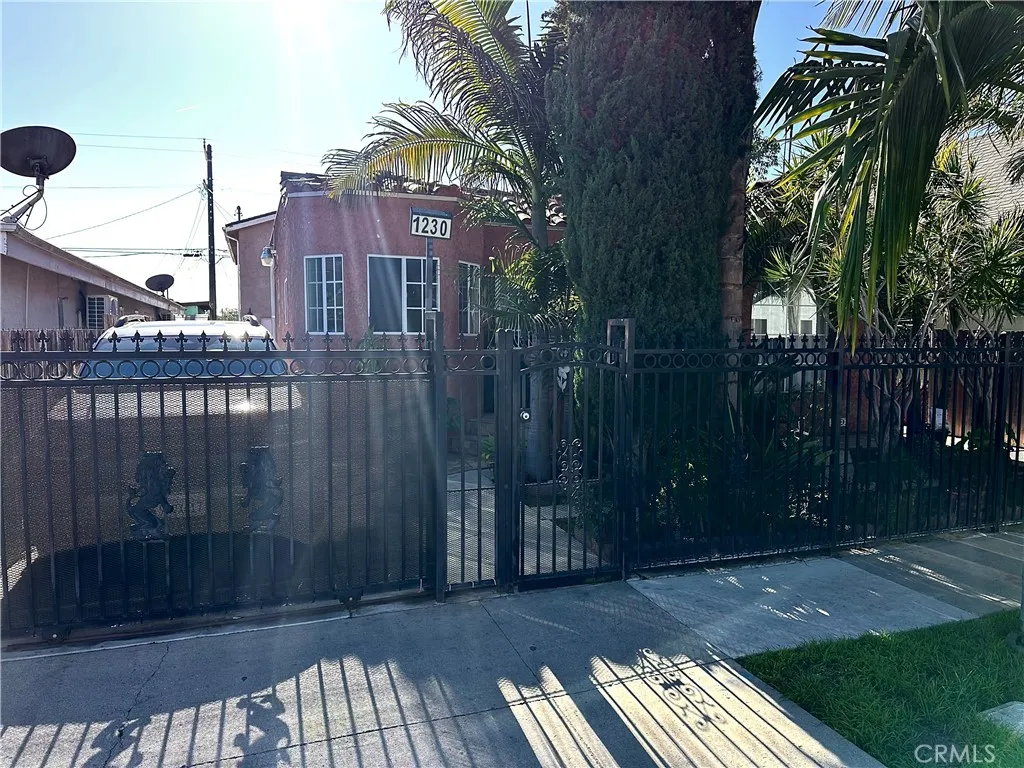 1230 E 68th, Los Angeles, California 90001 home-pic-2
