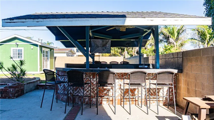 Covered BBQ/BAR Area.