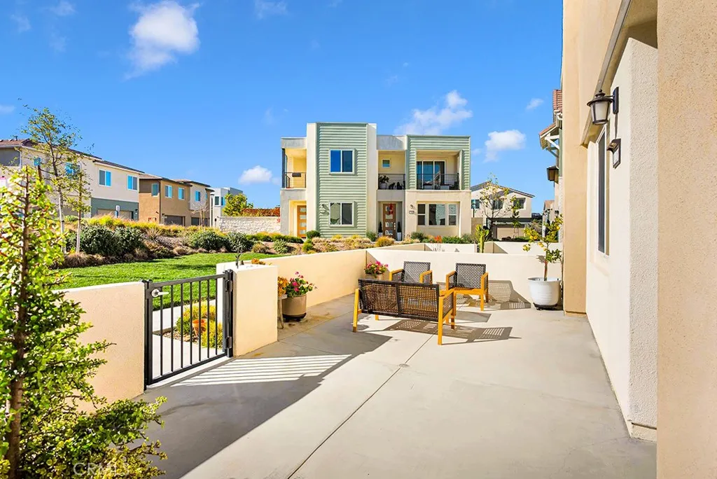 27238 Red Willow Court, Valencia, California 91381 home-pic-1