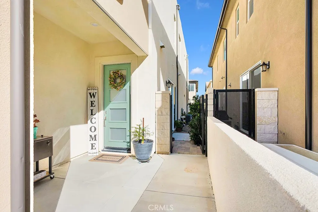27238 Red Willow Court, Valencia, California 91381 home-pic-2