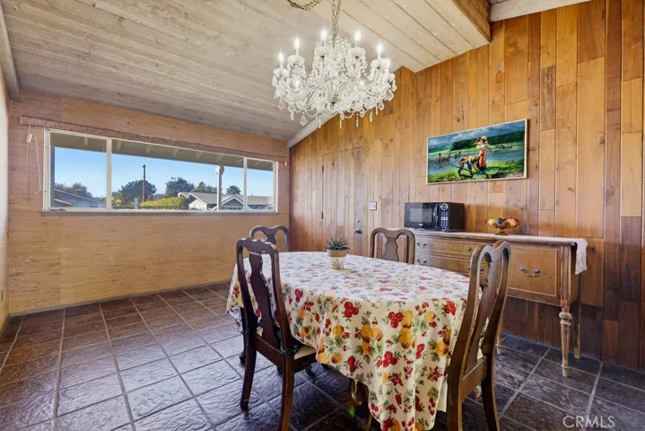Bonus room with direct access to garage