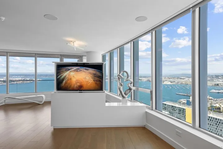 888 W E Street 3301, San Diego, California 92101