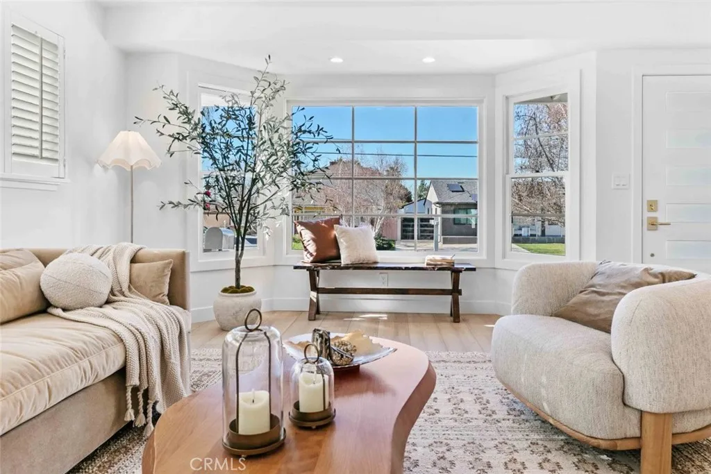 8372 Outland View Drive, Sun Valley, California 91352 home-pic-12