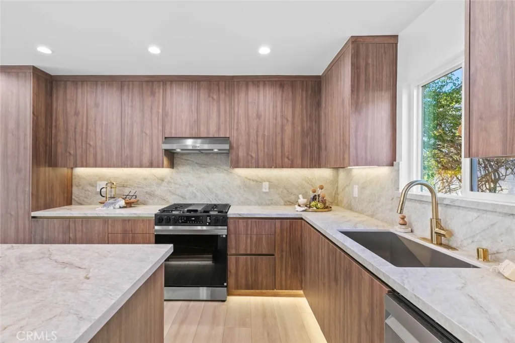 8372 Outland View Drive, Sun Valley, California 91352 home-pic-24