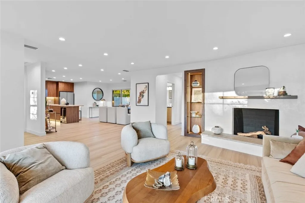 8372 Outland View Drive, Sun Valley, California 91352 home-pic-1